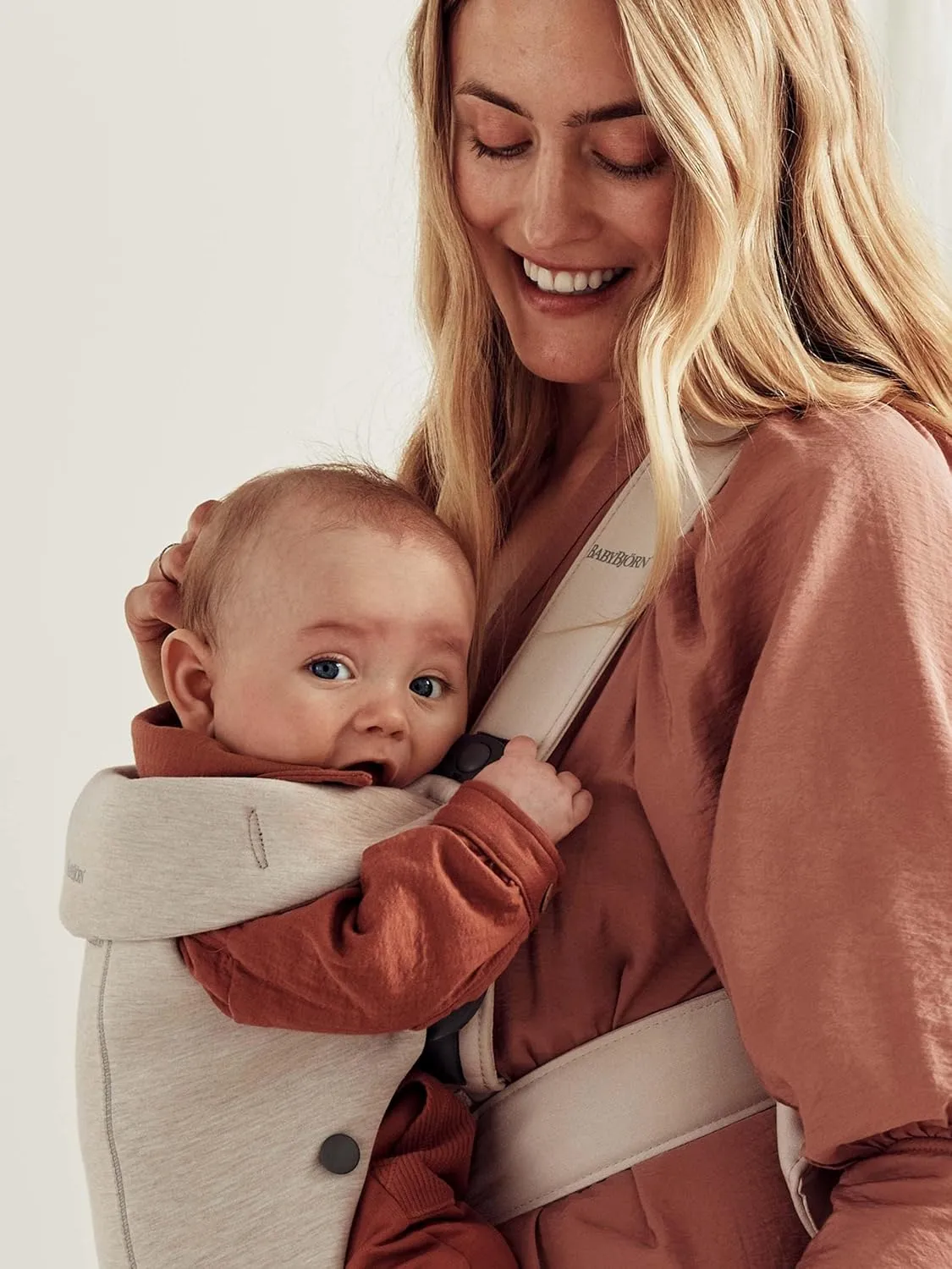 BabyBjörn Baby Carrier Mini, 3D Jersey, Light Beige | Newborn Carrier (7-25 lbs), Ergonomic, Easy-to-Use