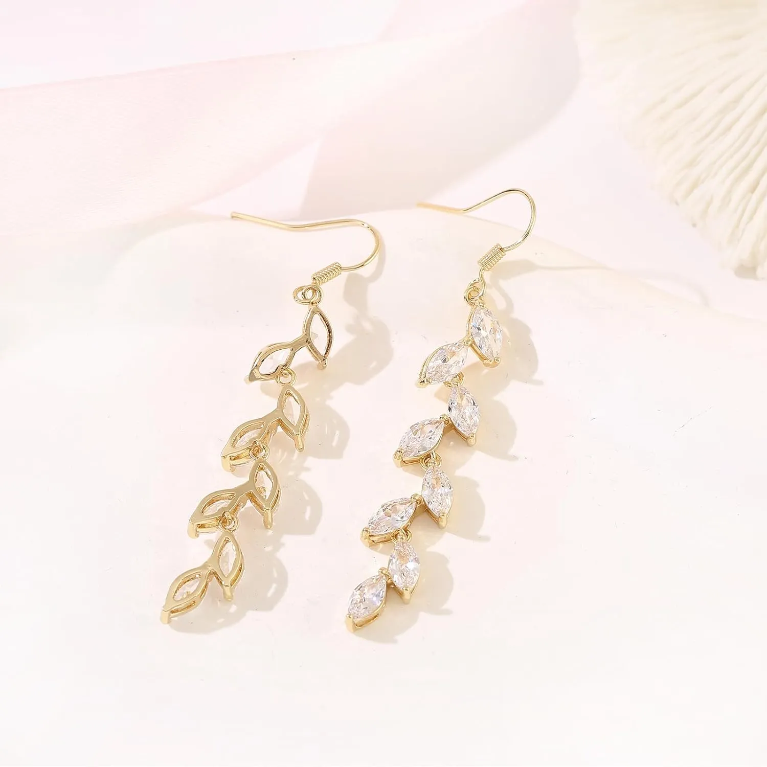Cubic Zirconia Wedding Earrings for Bridal Bridesmaid Rhinestone Dangle Earrings Crystal Drop Earrings for Women Prom Party Jewelry Gifts