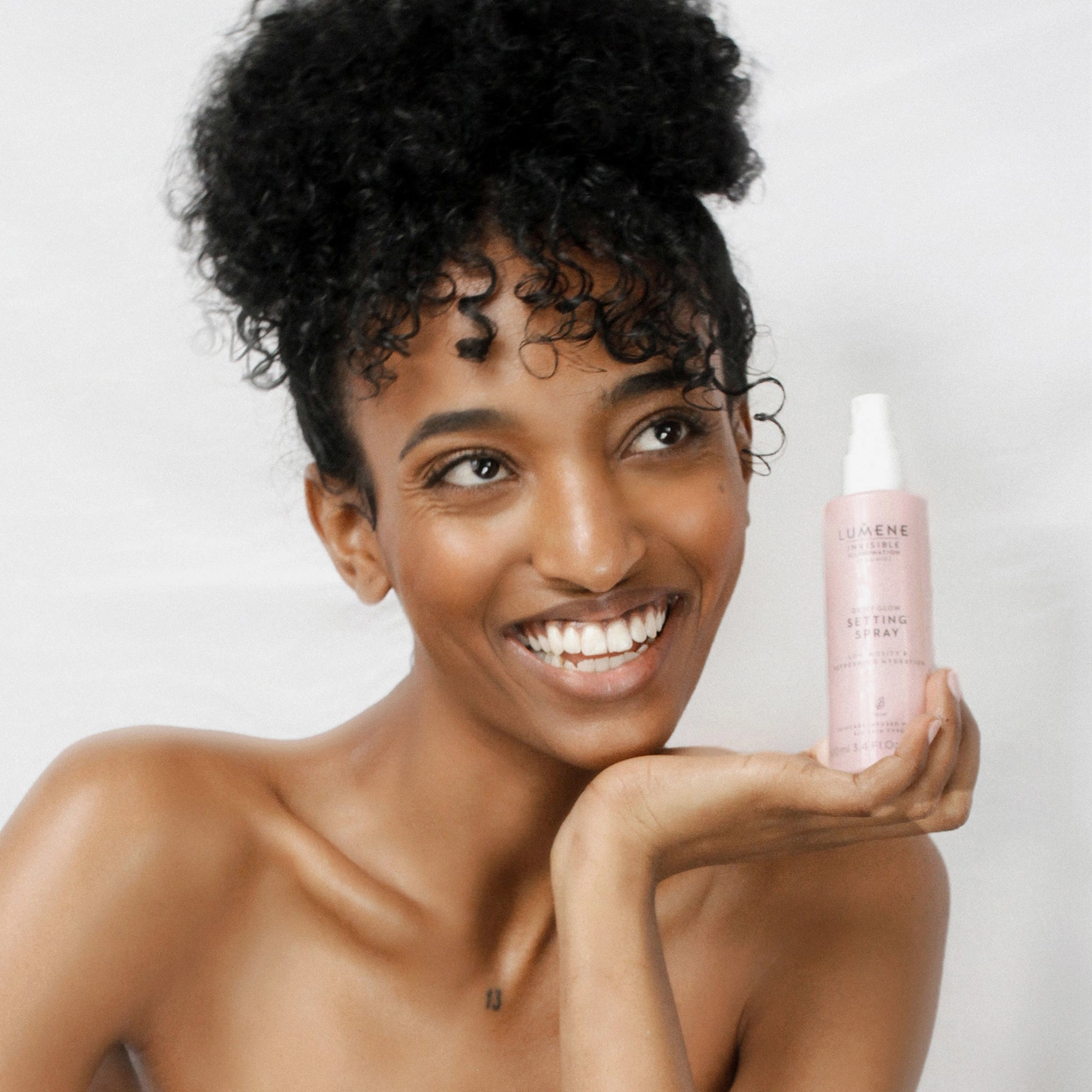 INVISIBLE ILLUMINATION Dewy Glow Setting Spray
