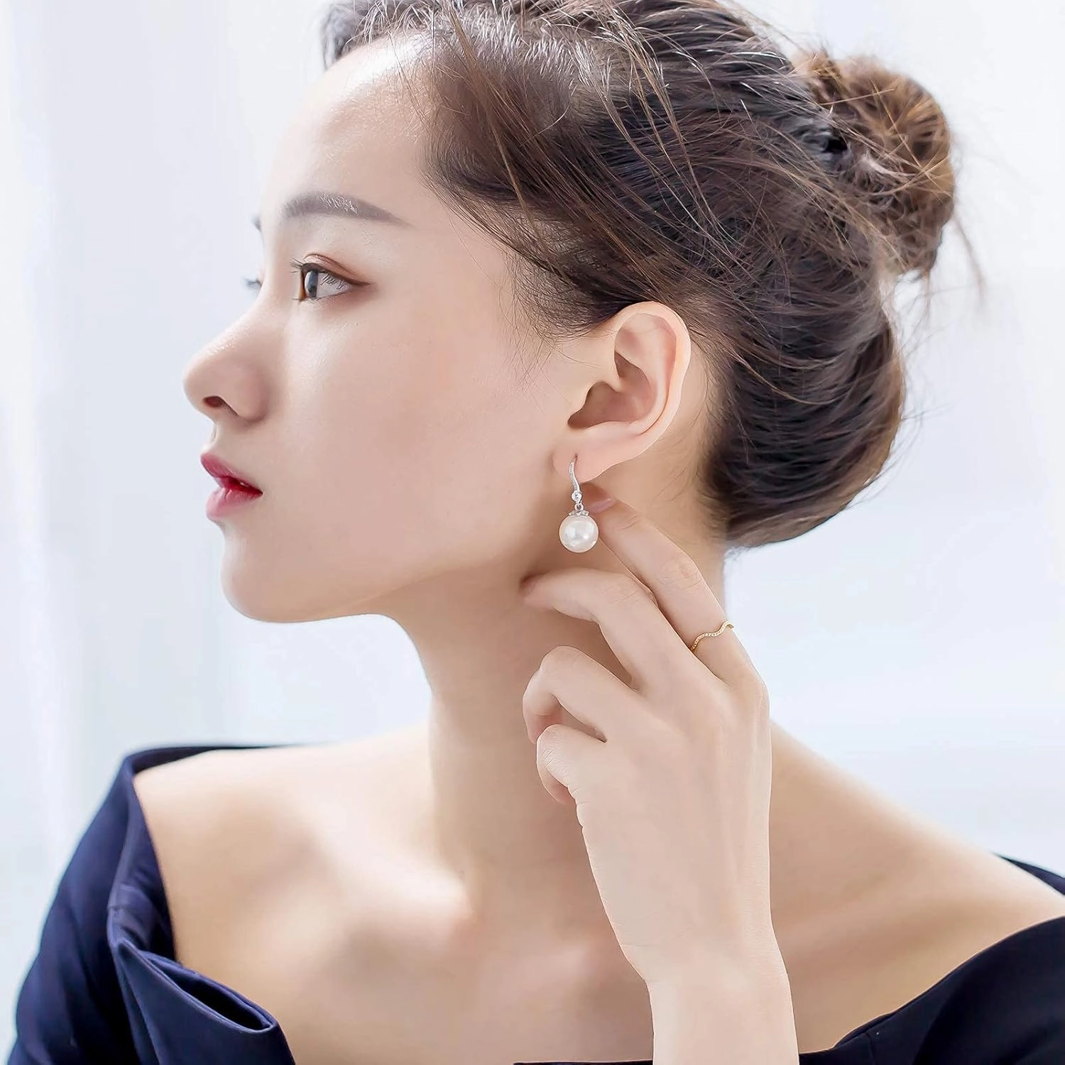 Pearl Dangle Earrings for Women 925 Sterling Silver Crystal Pearl Earrings Classtic Ladies Drop Earrings for Wedding Party Birthday Gift